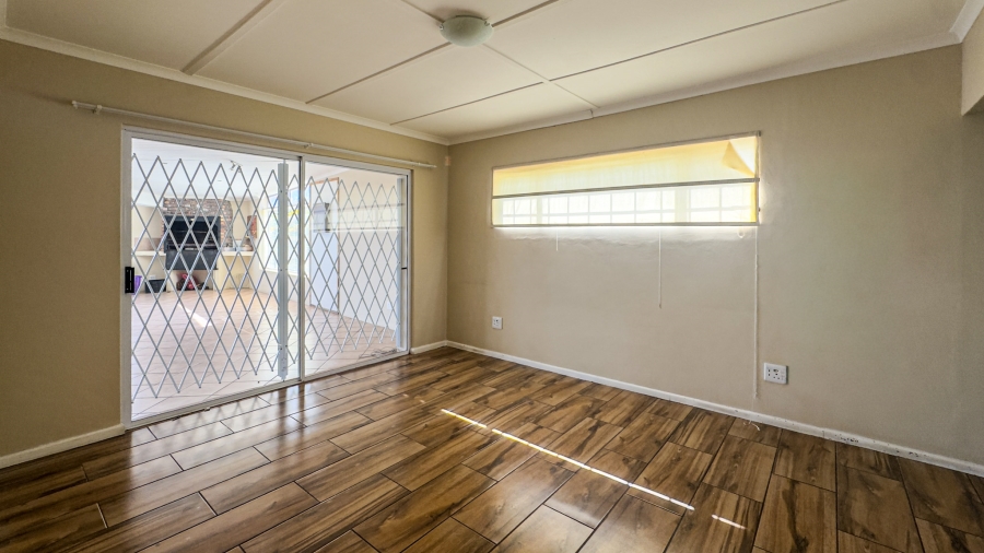 8 Bedroom Property for Sale in Middedorp Western Cape